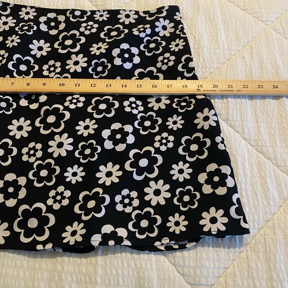 Hollister black and white ultra high-rise retro floral daisy pattern miniskirt L - Picture 5 of 9